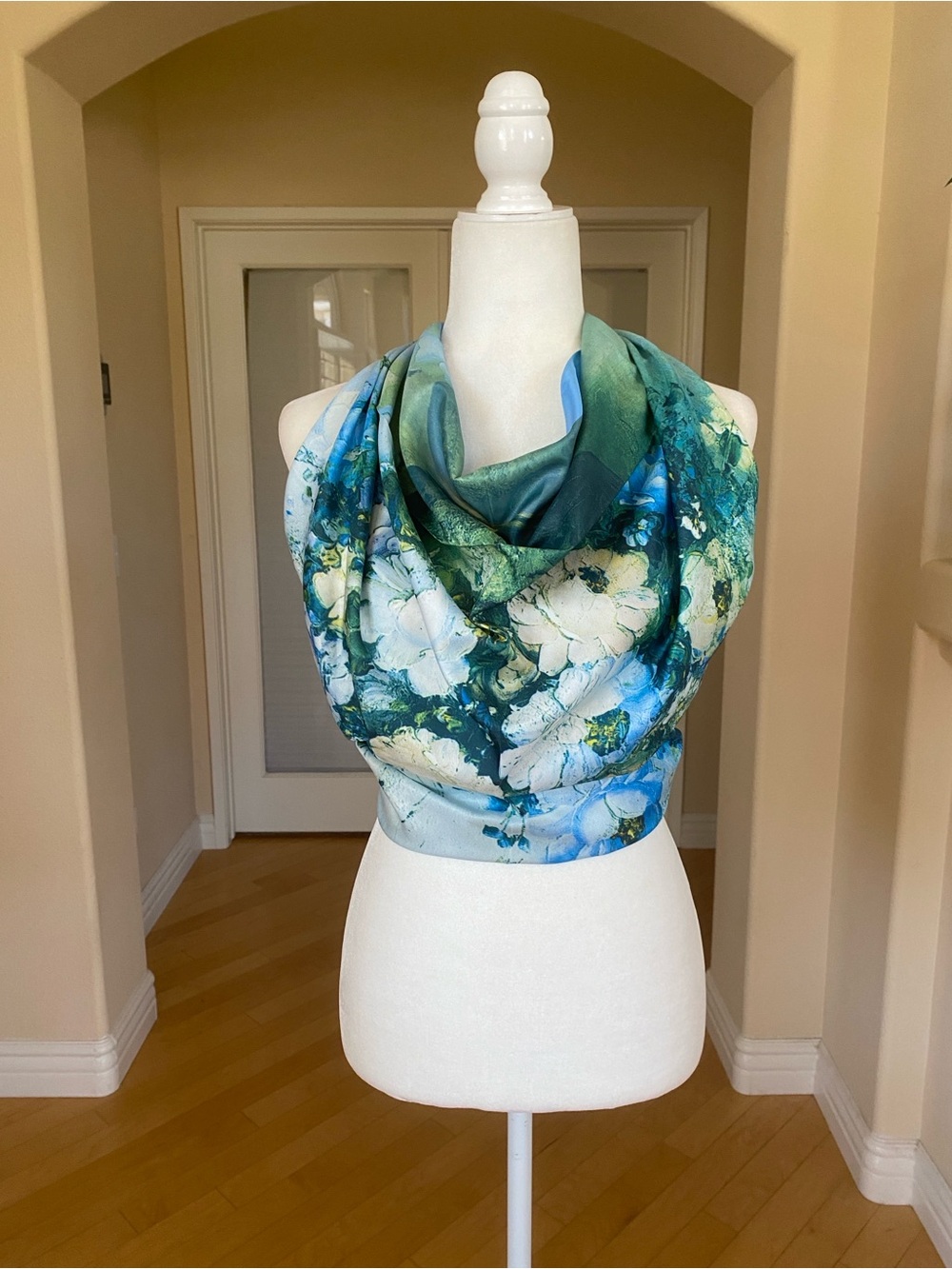 100% Silk Floral Blue & Green Wrap Scarf Top Sarong - Picture 4 of 11